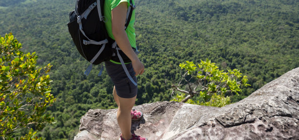 成功女性徒步者站在山顶欣赏风景图片下载