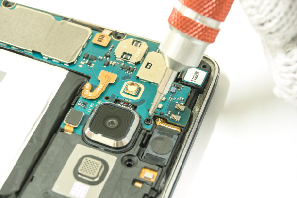 白色背景下拆卸的智能手机，维修服务，孤立。图片下载