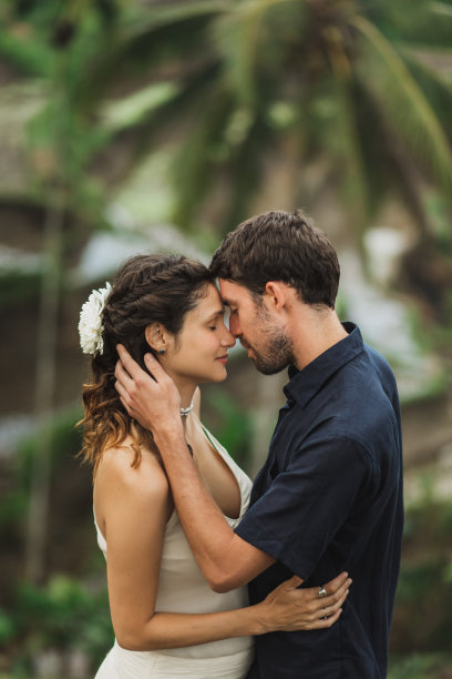 清晨乌布梯田美景中的拉丁美洲年轻夫妇，在巴厘岛度蜜月，享受旅行生活。素材图片