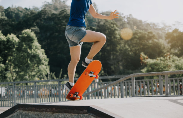 滑板者在滑板公园坡道表演特技图片下载