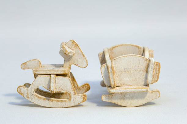 微距摄影组装的木制摇摆马和摇篮图片下载