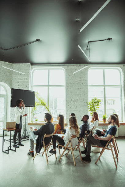 在大学研讨会上发表演讲的非裔美国女演讲者图片下载