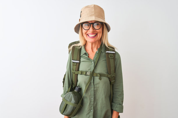 面带微笑、看起来很酷的中年徒步旅行者图片下载