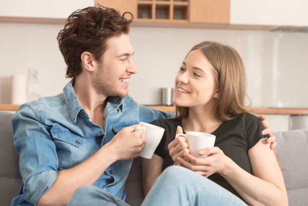 微笑的夫妇花时间一起在家里图片下载