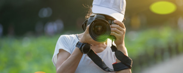 摄影师在公园拍照图片下载