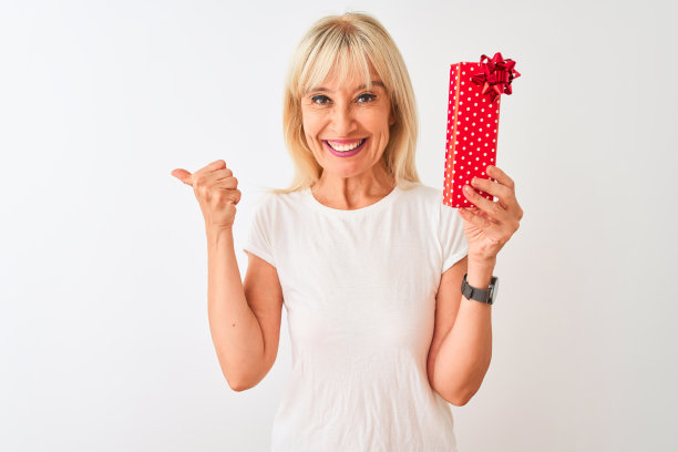 中年妇女拿着情人节礼物，竖起大拇指指向一旁图片下载