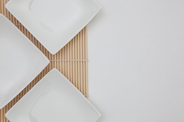 俯视图白色空寿司盘和竹席。图片下载