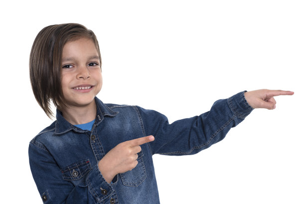 小男孩看着相机，用手指着图片下载