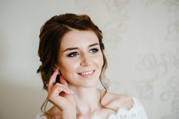 美丽的肖像新娘穿着时尚的婚纱与奢华的喜悦化妆和发型，工作室室内照片。有吸引力的模型。舞会。图片下载