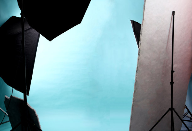 空的摄影工作室，蓝色背景的照明设备。图片下载