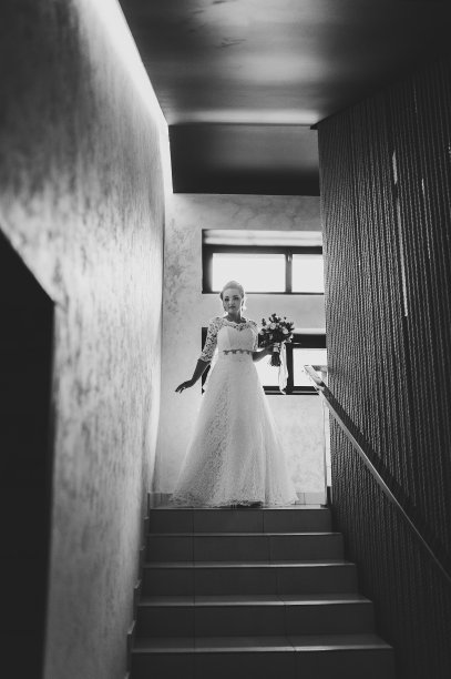 身穿奢华婚纱的完美时尚新娘。新娘手捧鲜花花束，黑白照片图片下载