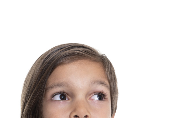 在白色背景下向上看的小男孩图片下载