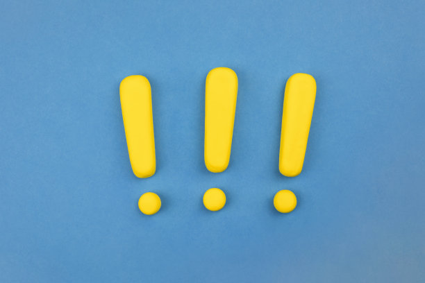 蓝色背景上三个生动的感叹号。保持注意概念、重要性背景、警示。图片下载