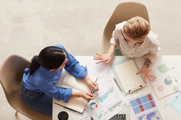 商业女性在办公桌上方的观点图片下载