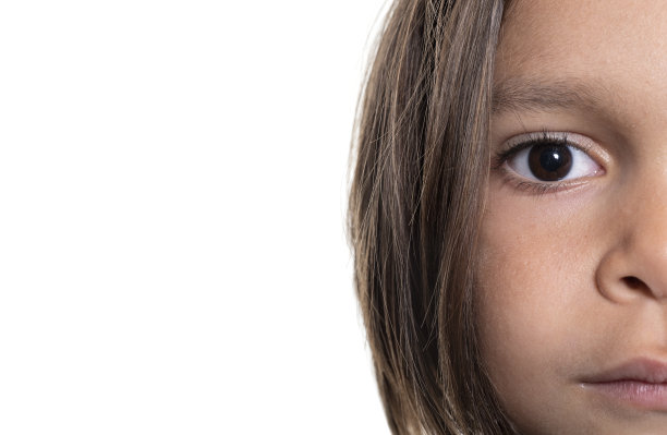 白色背景下严肃的小男孩图片下载