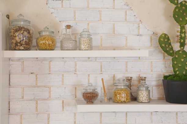 厨房架子上的香料图片下载