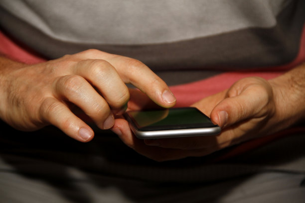 手握男性快速充电的智能手机库存照片图片下载
