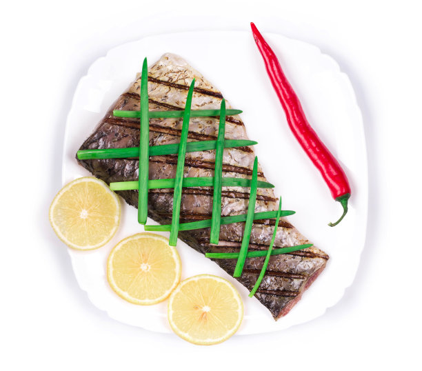 烤鱼片和葱放在白色盘子里。图片下载