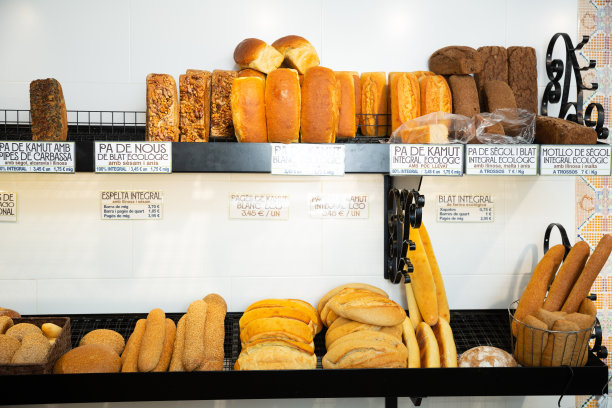 面包店的货架上用加泰罗尼亚语标注着价格图片下载