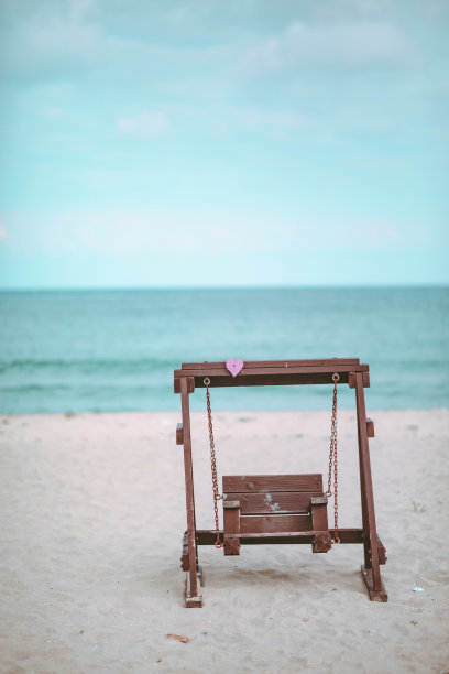 沙滩上的小秋千图片下载