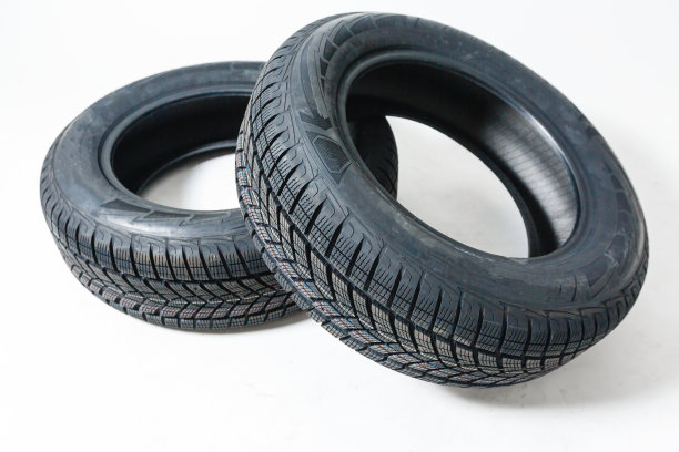 汽车轮胎孤立在白色背景上。图片下载