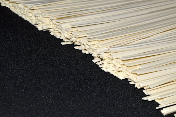 选择焦点乌冬面孤立在黑色背景图片下载