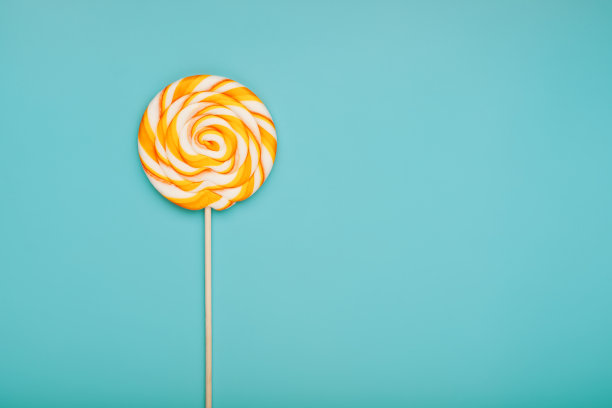 彩色圆形棒棒糖，薄荷蓝背景。最小的概念与复制空间。图片下载