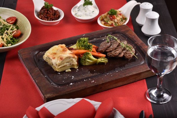 牛排配蔬菜和午餐图片下载