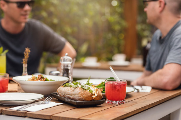 享受休闲午餐的男性朋友图片下载