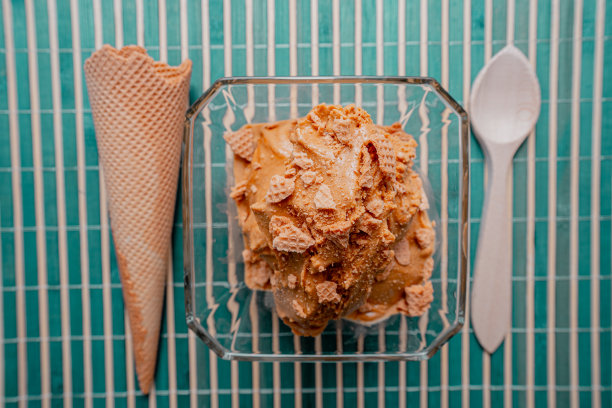 一杯焦糖冰淇淋加玉米角图片下载