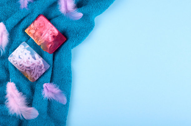 水疗概念概念，毛巾和肥皂组成在蓝色的背景。图片下载