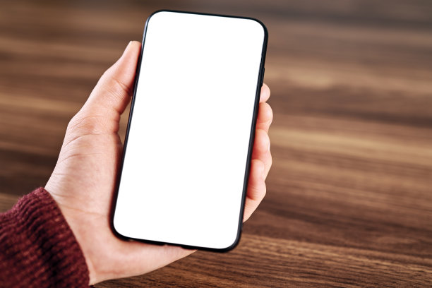 女人拿着和触摸空白屏幕模板智能手机。智能手机屏幕为空，带有剪切路径。图片下载