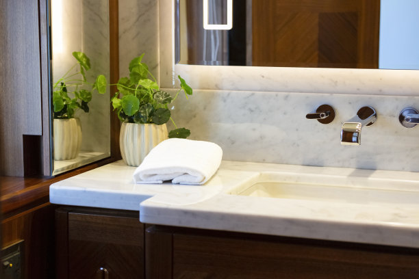 豪华游艇套间，浴室水槽与水龙头和化妆品，背景与复印空间图片下载