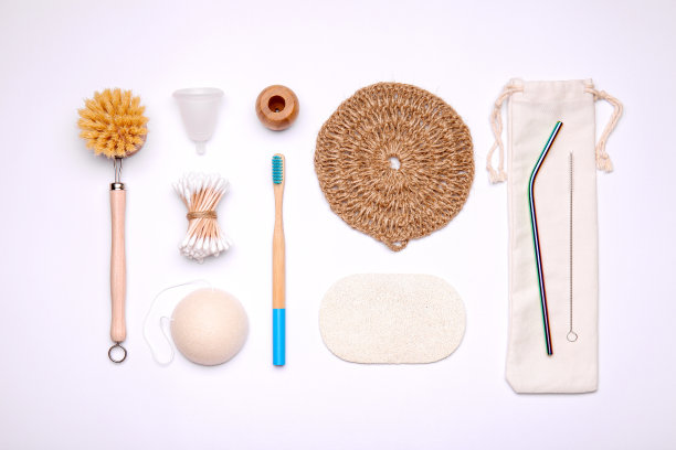 灯光背景上的环保套件。零废物的组成。俯视图图片下载