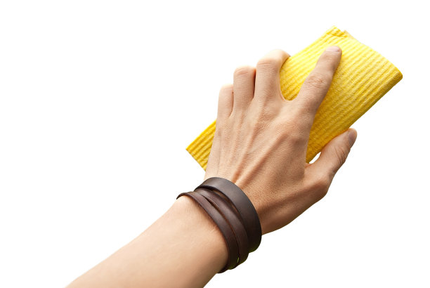 男性的手特写镜头。用手擦窗户。海绵和毛巾孤立在白色的背景。图片下载