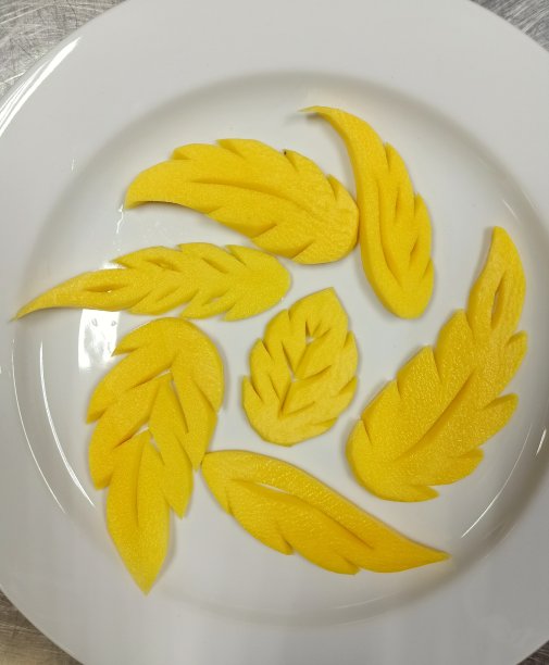 果雕的叶子做成白色的盘子来装饰食物。图片下载