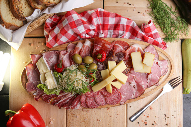 有肉和奶酪的木制熟食板图片下载