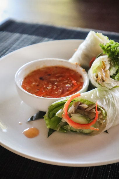 新鲜的夏日卷配辣椒酱图片下载