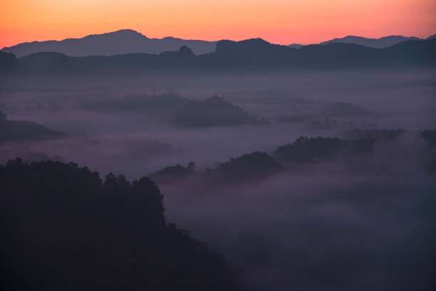 晨雾泰国山被雾覆盖的日出时间图片下载