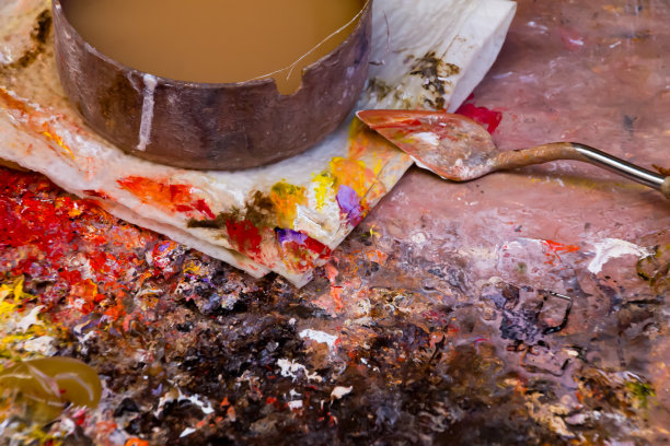 调色板和油彩刀。图片下载