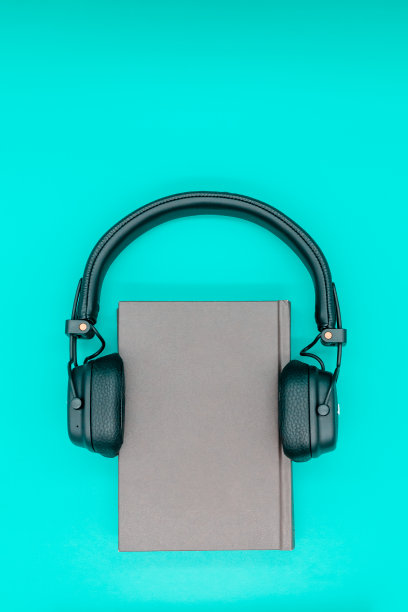 带耳机的纸质书图片下载