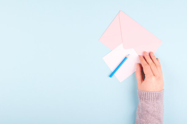 铅笔、信和信封。图片下载