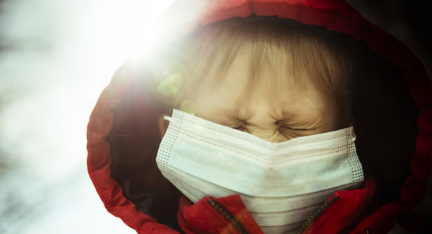 男孩对着面具打喷嚏图片下载