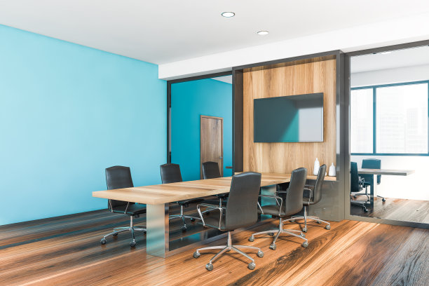 白色和蓝色的会议室角落里有电视图片下载
