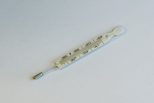 白色背景上的临床发热温度计图片下载
