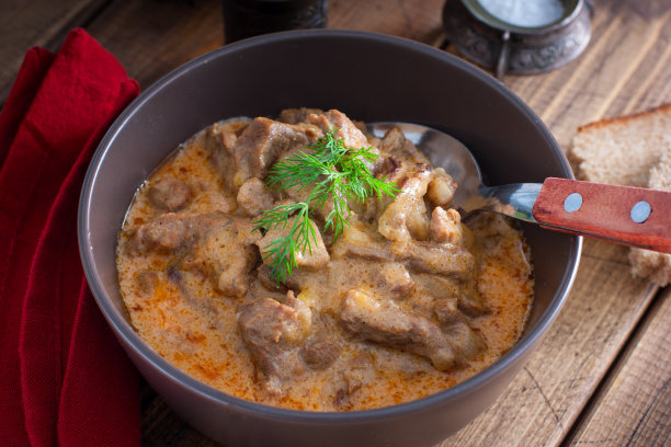 传统的俄式牛柳放在陶瓷碗里，放在木桌上，选择性的聚焦图片下载