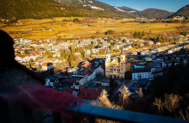 意大利布鲁内克圣母升天教堂塔楼时钟图片下载