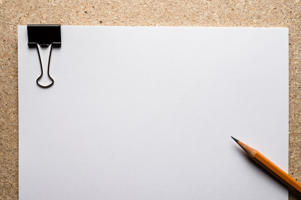 桌子上放着带夹子和铅笔的纸。图片下载
