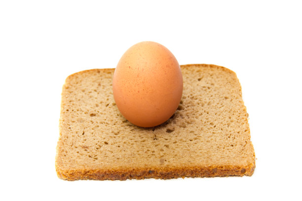 新鲜的棕色鸡蛋配面包图片下载