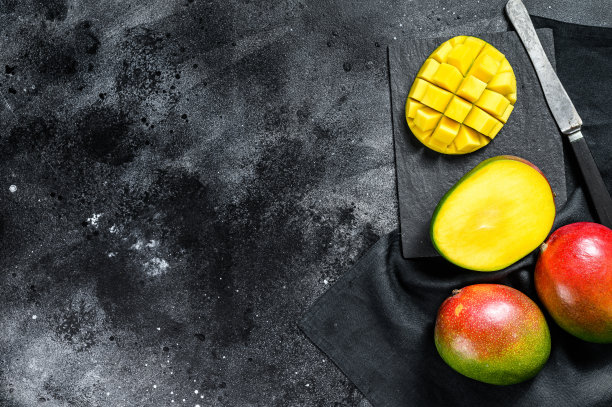 熟透的芒果果，切成丁。黑色背景。前视图。本空间图片下载